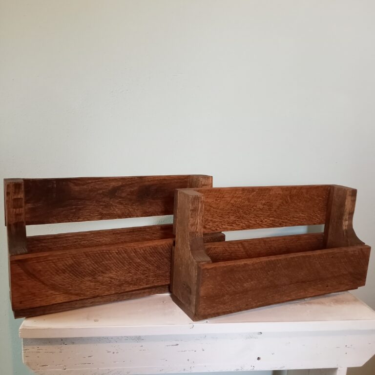 Shelves from pallet wood